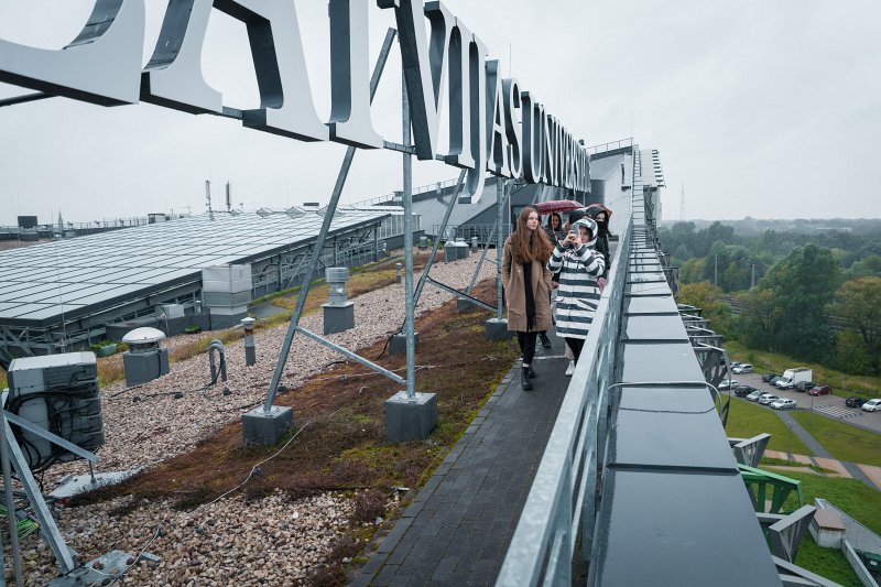 Latvijas Universitātes Jauno tehnoloģiju un inovāciju diena. Ekskursija pa Dabas mājas jumtu. null