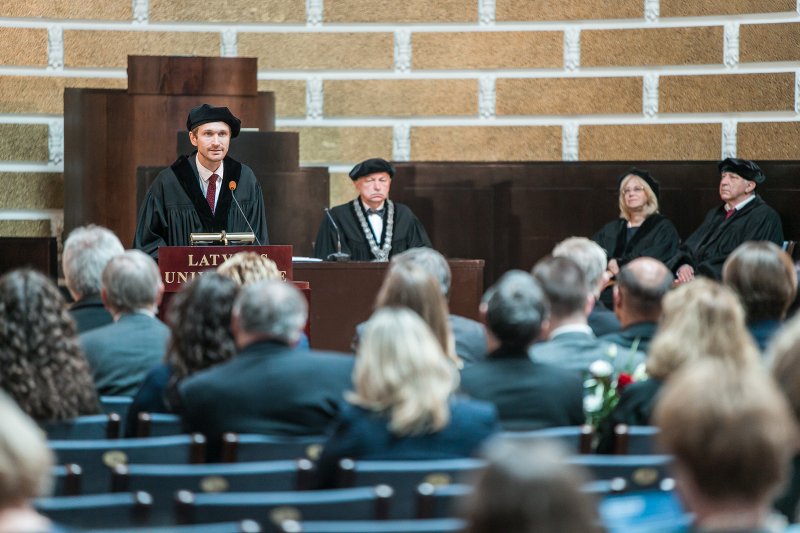 Latvijas Universitātes dibināšanas 102. gadadienai veltīta LU Senāta svinīgā sēde. LU Senāta priekšsēdētājs prof. Kristaps Jaudzems.