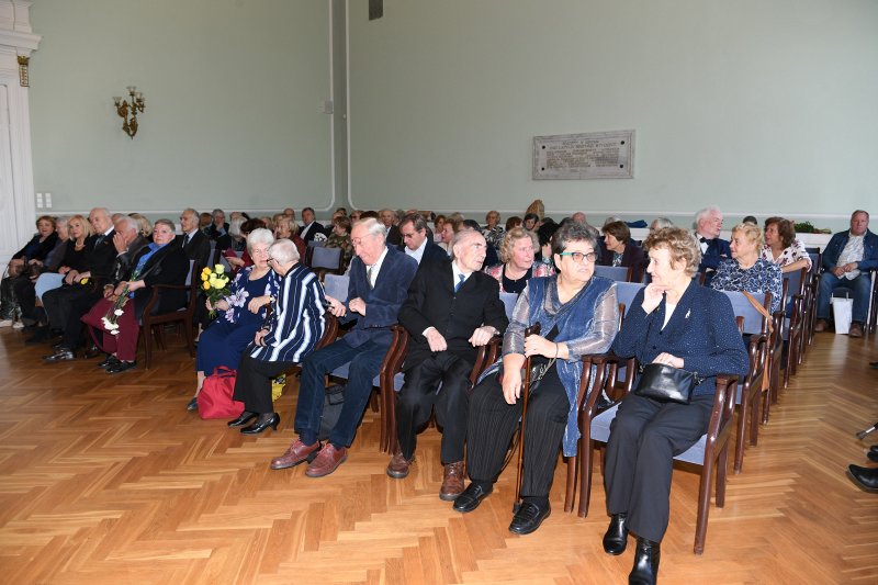 Latvijas Universitātes senioru jubilāru sveikšana. null