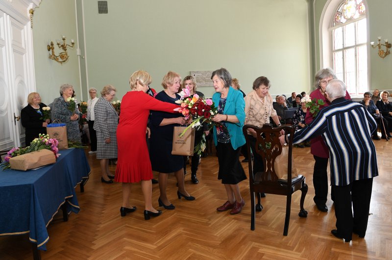 Latvijas Universitātes senioru jubilāru sveikšana. null