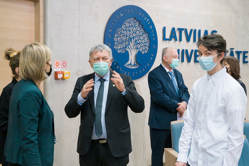 Konference «Covid-19 ietekme uz bērniem. Tiesības un atbildība». LU rektors prof. Indriķis Muižnieks, Rīgas Lietuviešu vidusskolas Skolēnu padomes priekšsēdētājs Mārtiņš Bilinskis.