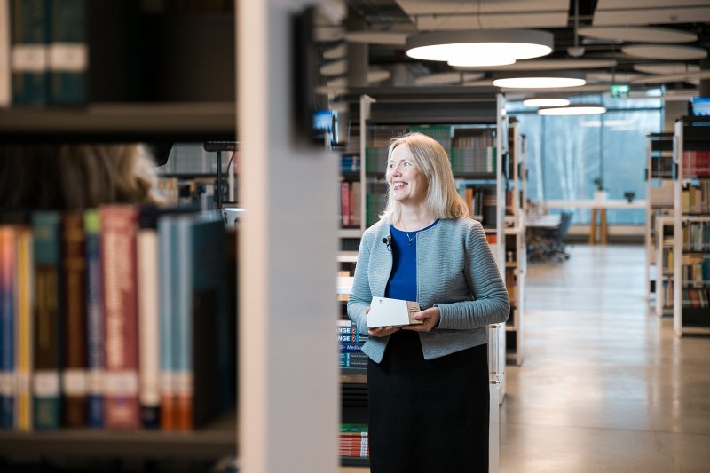 Latvijas Universitātes Gada balvas ieguvēju filmēšana. Gada balvas ieguvēja nominācijā «Par labāko promocijas darbu dabas zinātnēs» – Daiga Deksne. null