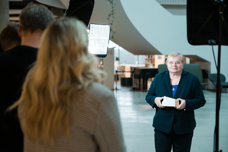 Latvijas Universitātes Gada balvas ieguvēju filmēšana. Gada balvas ieguvēja nominācijā «Par zinātniskās skolas izveidošanu sociālajās un humanitārajās zinātnēs» – Humanitāro zinātņu fakultātes profesore Janīna Kursīte-Pakule. null