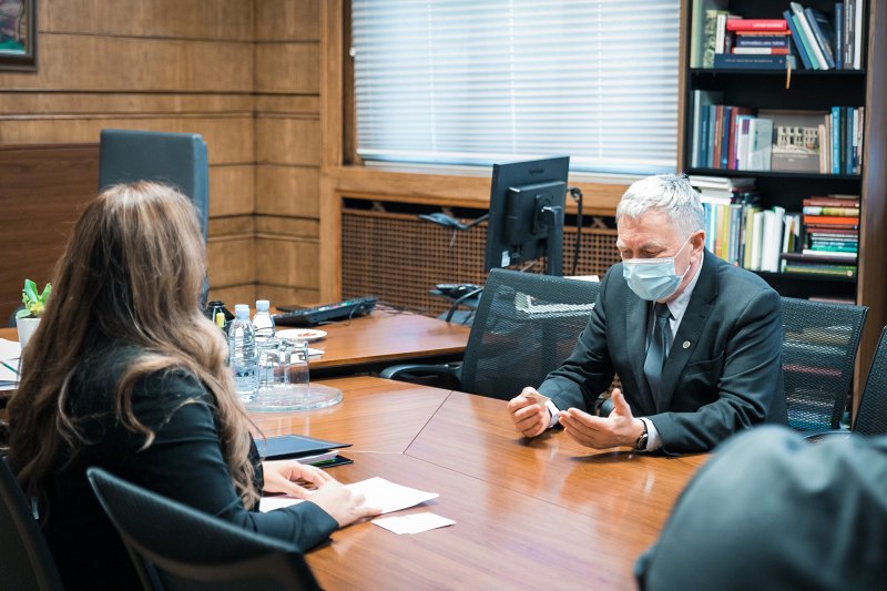 Latvijas Universitātes rektora prof. Indriķa Muižnieka tikšanās ar 
V. E. Salvadoras Republikas ārkārtējo un pilnvaroto vēstnieci Patrīciju Natāliju Godinesu-Agiljonu (H. E. Ms Patricia Nathaly Godínez Aguillón). null