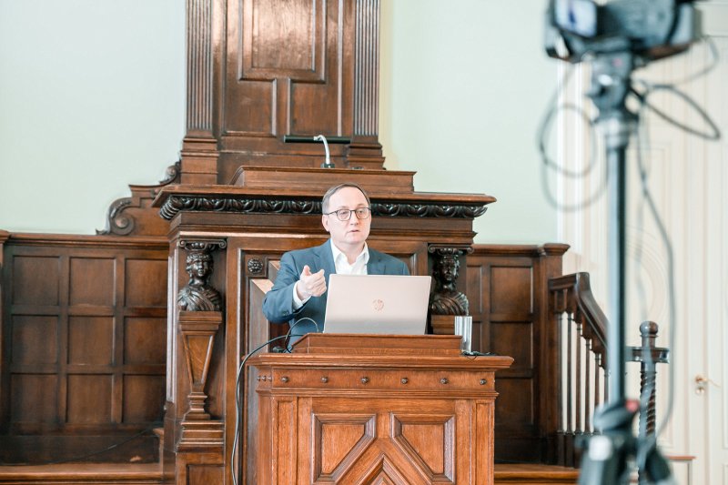 Latvijas Universitātes 80. starptautiskās zinātniskās konferences atklāšanas plenārsēde. LU absolvents, Latvijas Bankas prezidents Mārtiņš Kazāks.