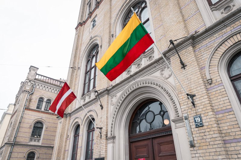 Latvijas un Lietuvas karogi pie Latvijas Universitātes galvenā ēkas. null