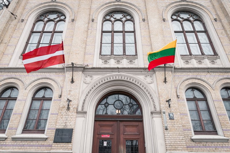 Latvijas un Lietuvas karogi pie Latvijas Universitātes galvenā ēkas. null