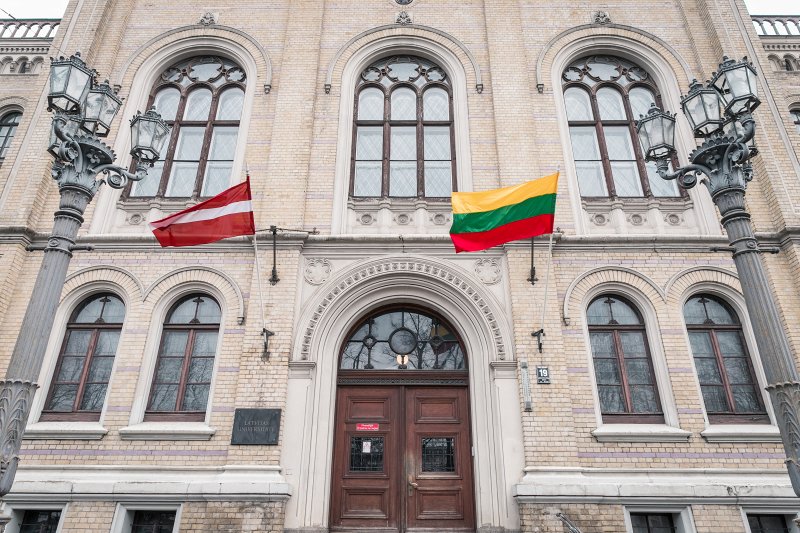 Latvijas un Lietuvas karogi pie Latvijas Universitātes galvenā ēkas. null