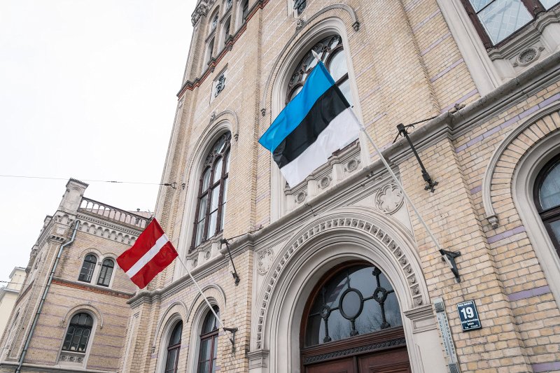 Latvijas un Igaunijas karogi pie Latvijas Universitātes galvenā ēkas. null