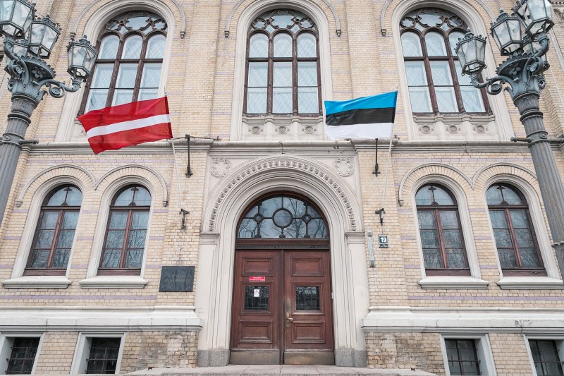 Latvijas un Igaunijas karogi pie Latvijas Universitātes galvenā ēkas. null