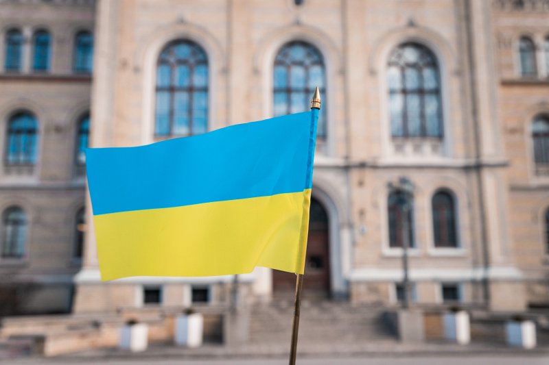 Ukrainas karogs pie Latvijas Universitātes galvenā ēkas. null