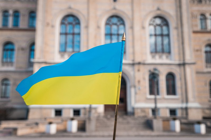 Ukrainas karogs pie Latvijas Universitātes galvenā ēkas. null