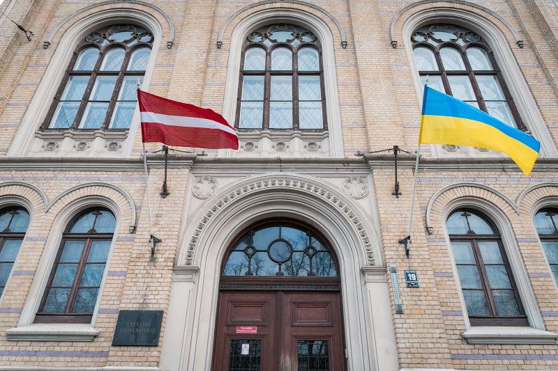 Latvijas un Ukrainas karogi pie Latvijas Universitātes galvenās ēkas. null