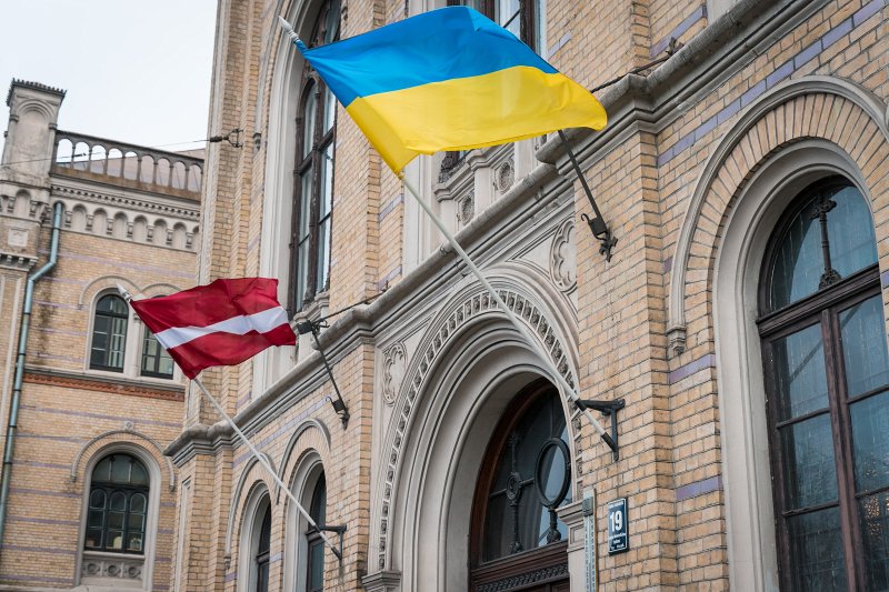 Latvijas un Ukrainas karogi pie Latvijas Universitātes galvenās ēkas. null