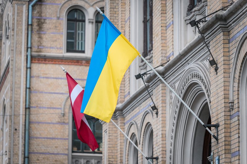 Latvijas un Ukrainas karogi pie Latvijas Universitātes galvenās ēkas. null