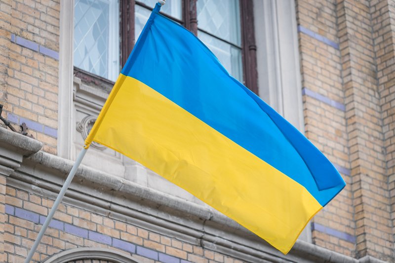 Ukrainas karogs pie Latvijas Universitātes galvenās ēkas. null