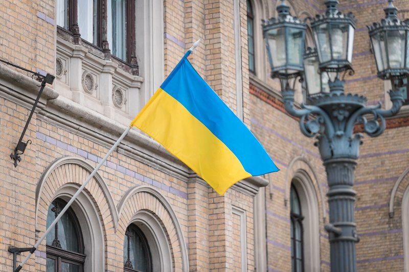 Ukrainas karogs pie Latvijas Universitātes galvenās ēkas. null