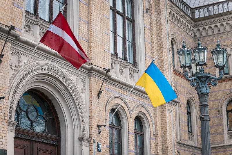 Latvijas un Ukrainas karogi pie Latvijas Universitātes galvenās ēkas. null