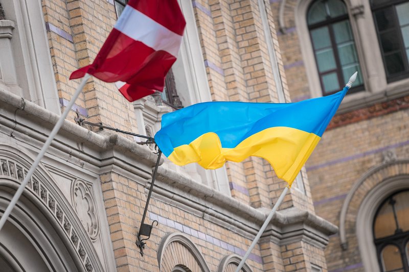 Latvijas un Ukrainas karogi pie Latvijas Universitātes galvenās ēkas. null