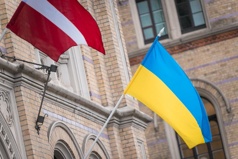 Latvijas un Ukrainas karogi pie Latvijas Universitātes galvenās ēkas. null