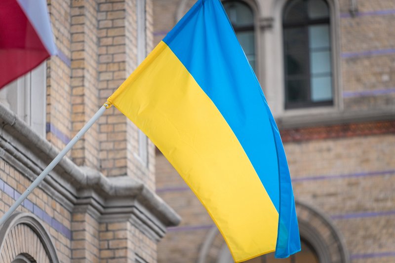 Latvijas un Ukrainas karogi pie Latvijas Universitātes galvenās ēkas. null