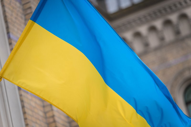 Ukrainas karogs pie Latvijas Universitātes galvenās ēkas. null