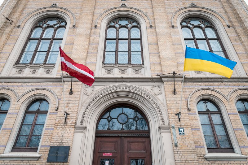 Latvijas un Ukrainas karogi pie Latvijas Universitātes galvenās ēkas. null