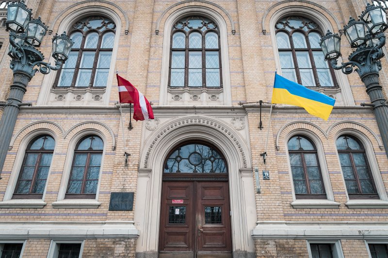 Latvijas un Ukrainas karogi pie Latvijas Universitātes galvenās ēkas. null