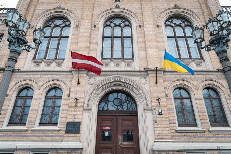 Latvijas un Ukrainas karogi pie Latvijas Universitātes galvenās ēkas. null