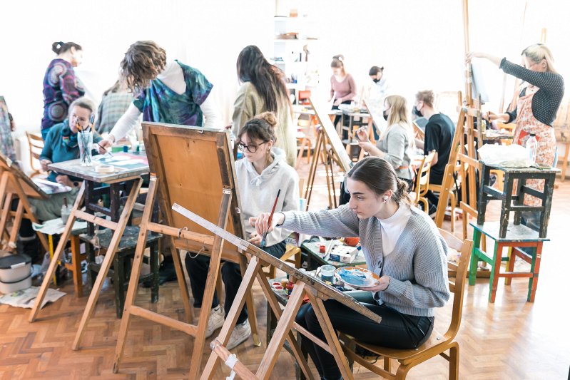 Gleznošanas nodarbība Latvijas Universitātes Pedagoģijas, psiholoģijas un mākslas fakultātē. null
