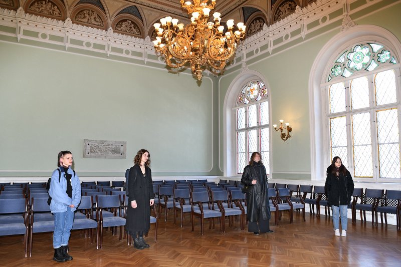 Ēnu diena Latvijas Universitātes muzeja vēstures kolekcijā. Ēnas LU Mazajā aulā. No labās uz kreiso: Monika Cēsiniece, Una Žeimute, Kaspars Mauriņš un Elizabete Rundāne.