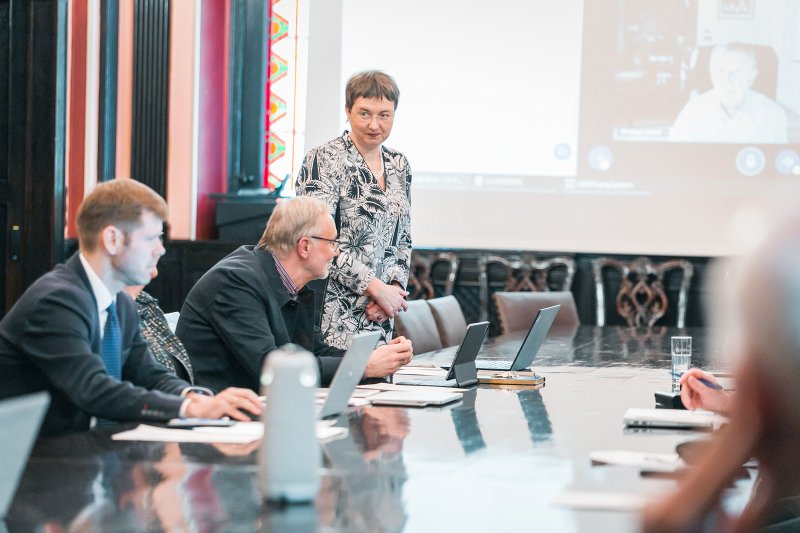 Pirmā Latvijas Universitātes padomes sēde. Baiba Apine, Ukrainas otrās lielākās bankas 'Oschadbank' Padomes priekšsēdētāja un Latvijas uzņēmuma 'PricewaterhouseCoopers' pastāvīgā apakšuzņēmēja.