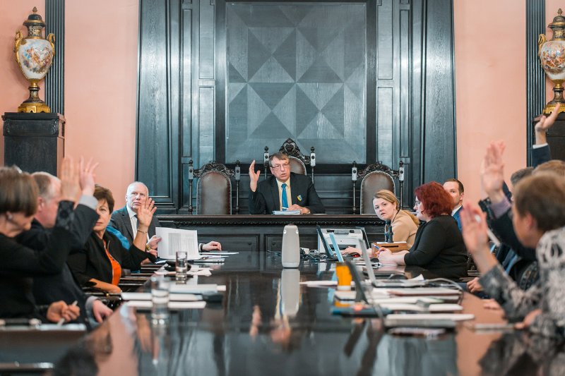 Pirmā Latvijas Universitātes padomes sēde. LU padomes priekšsēdētājs, Latvijas Zinātņu akadēmijas prezidents Ivars Kalviņš.