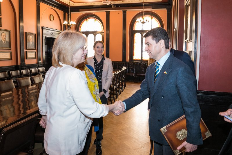 Latvijas Universitātes pārstāvju tikšanās ar Ukrainas vēstnieku, lai pārrunātu atbalsta iespējas Ukrainas bēgļiem. No kreisās: 
LU prorektore humanitāro un sociālo zinātņu jomā prof. Ina Druviete; 
LU Akadēmiskās bibliotēkas Ukrainas Informācijas centra vadītāja Linda Eltermane; 
Ukrainas vēstnieks Latvijā Oleksandrs Miščenko.