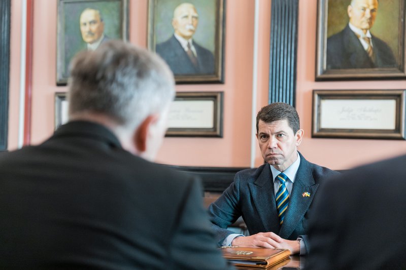 Latvijas Universitātes pārstāvju tikšanās ar Ukrainas vēstnieku, lai pārrunātu atbalsta iespējas Ukrainas bēgļiem. Ukrainas vēstnieks Latvijā Oleksandrs Miščenko.