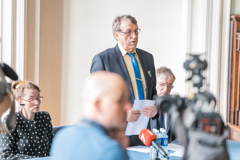 Organizācijas «Glābiet bērnus» memoranda «Par bērnu slepkavošanas apturēšanu Ukrainā ar ANO Bērnu tiesību konvencijas rīku» parakstīšana. No kreisās: 
biedrības «Glābiet bērnus» valdes priekšsēdētāja, LU Medicīnas fakultātes asociētā profesore Inguna Ebela; 
LU padomes priekšsēdētājs, Latvijas Zinātņu akadēmijas prezidents Ivars Kalviņš; 
Tautas frontes muzeja sabiedriskās padomes pārstāvis Romualds Ražuks.