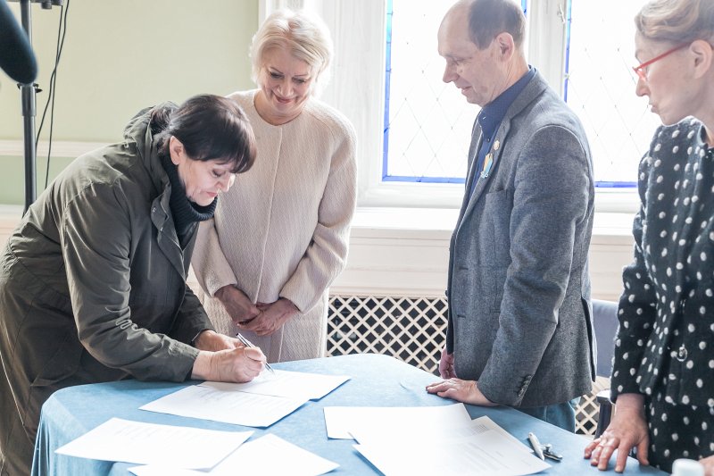 Organizācijas «Glābiet bērnus» memoranda «Par bērnu slepkavošanas apturēšanu Ukrainā ar ANO Bērnu tiesību konvencijas rīku» parakstīšana. No kreisās: 
žurnāliste Velta Puriņa; 
«Bank of America» bijusī viceprezidente Ilze Auzere; 
1991. gada Barikāžu dalībnieku biedrības pārstāvis Renārs Zaļais; 
biedrības «Glābiet bērnus» valdes priekšsēdētāja, LU Medicīnas fakultātes asociētā profesore Inguna Ebela.