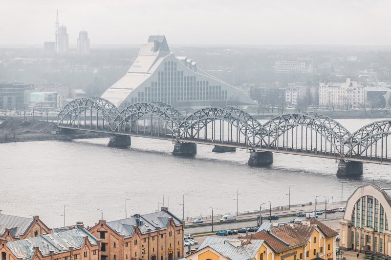 Latvijas Nacionālā bibliotēka, Dzelzceļa tilts. null