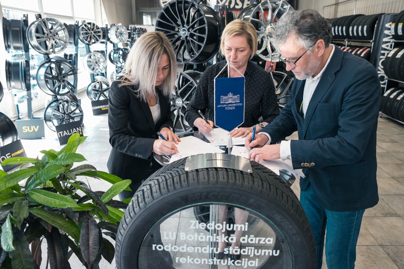 Latvijas Universitātes Botāniskā dārza un autoservisa «Avdeeva & Kopilkov atelier» sadarbības līguma parakstīšana, kas paredz līdzekļu vākšanu rododendru stādījumu atjaunošanai Botāniskajā dārzā. No kreisās: «Avdeeva & Kopilkov atelier» direktore Jelena Avdeeva, LU fonda izpilddirektore Laila Kundziņa un  LU Botāniskā dārza direktors Uldis Kondratovičs.