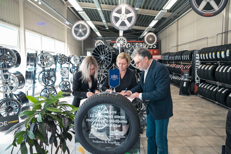 Latvijas Universitātes Botāniskā dārza un autoservisa «Avdeeva & Kopilkov atelier» sadarbības līguma parakstīšana, kas paredz līdzekļu vākšanu rododendru stādījumu atjaunošanai Botāniskajā dārzā. No kreisās: «Avdeeva & Kopilkov atelier» direktore Jelena Avdeeva, LU fonda izpilddirektore Laila Kundziņa un  LU Botāniskā dārza direktors Uldis Kondratovičs.