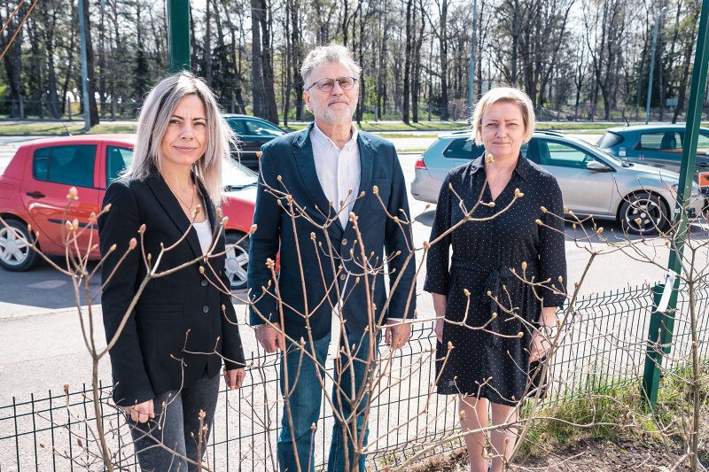 Latvijas Universitātes Botāniskā dārza un autoservisa «Avdeeva & Kopilkov atelier» sadarbības līguma parakstīšana, kas paredz līdzekļu vākšanu rododendru stādījumu atjaunošanai Botāniskajā dārzā. No kreisās: «Avdeeva & Kopilkov atelier» direktore Jelena Avdeeva, LU Botāniskā dārza direktors Uldis Kondratovičs un LU fonda izpilddirektore Laila Kundziņa.