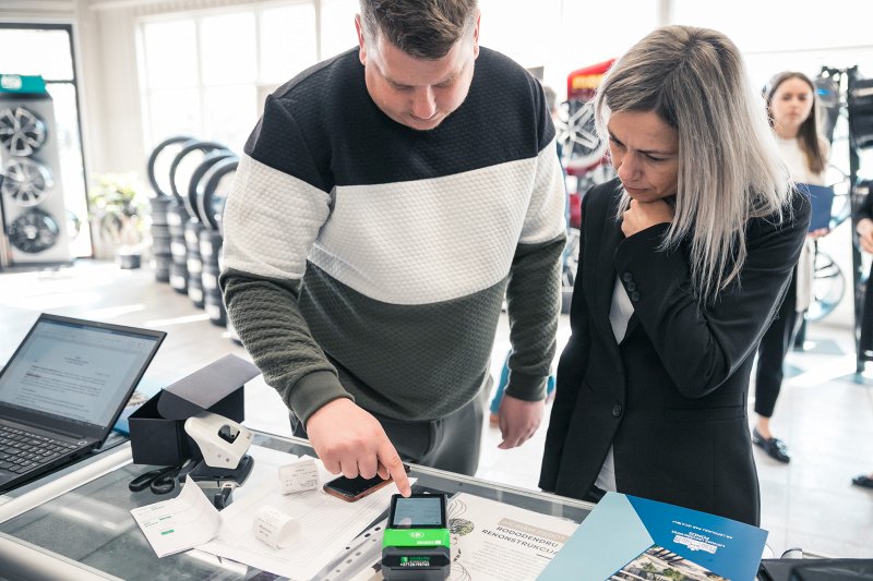 Latvijas Universitātes Botāniskā dārza un autoservisa «Avdeeva & Kopilkov atelier» sadarbības līguma parakstīšana, kas paredz līdzekļu vākšanu rododendru stādījumu atjaunošanai Botāniskajā dārzā. null