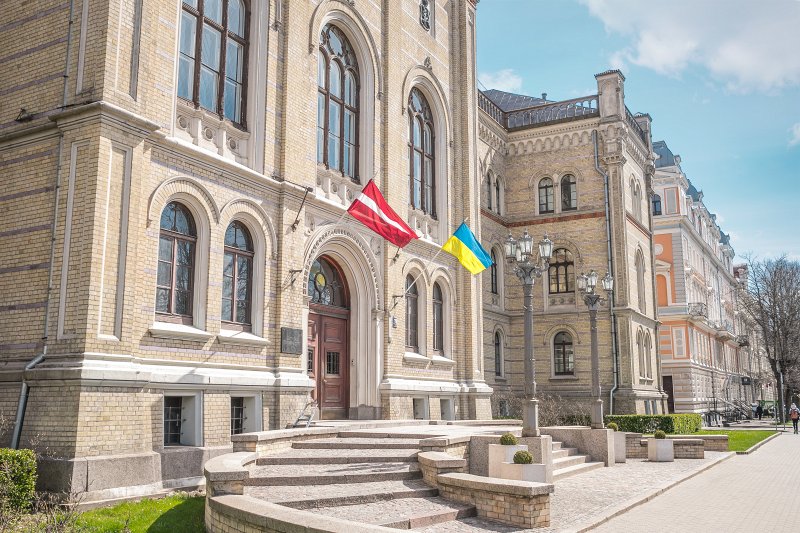 Latvijas Universitātes galvenā ēka ar Latvijas un Ukrainas karogiem. null