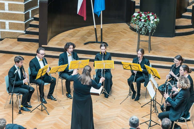 Latvijas Neatkarības atjaunošanas gadadienai veltīts LU Datorikas fakultātes klarnešu kora «Melnie koki» koncerts. null