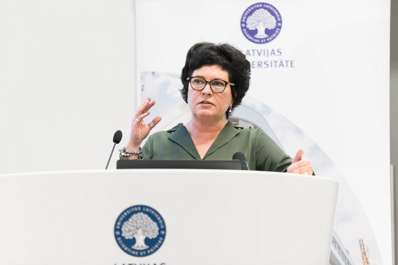 Latvijas Universitātes pasākums «Padomi eksāmeniem». VISC vecākā eksperte, LU absolvente Ineta Smilga.