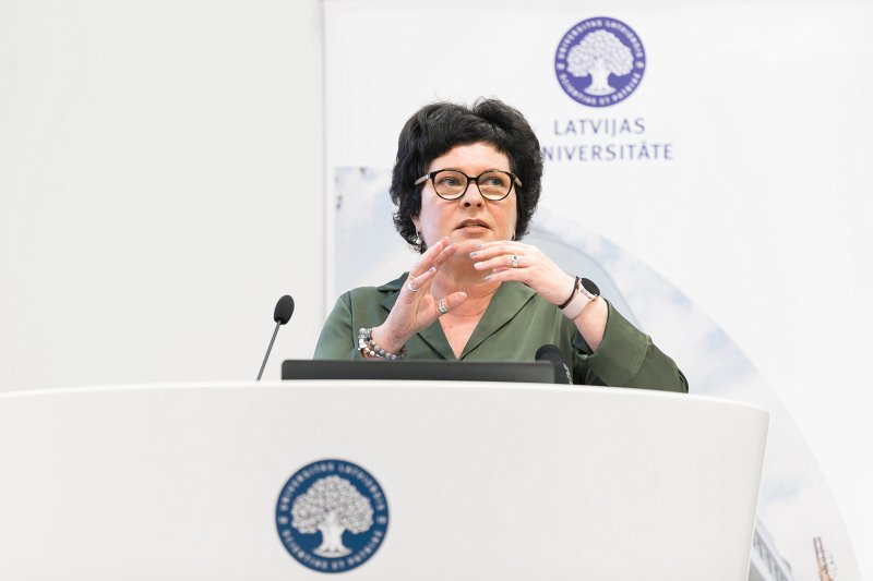 Latvijas Universitātes pasākums «Padomi eksāmeniem». VISC vecākā eksperte, LU absolvente Ineta Smilga.