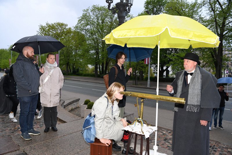 Muzeju nakts Latvijas Universitātē. LU muzeja darbinieks Ilgonis Vilks pie teleskopa (no labās) ar Muzeju nakts apmeklētājiem.