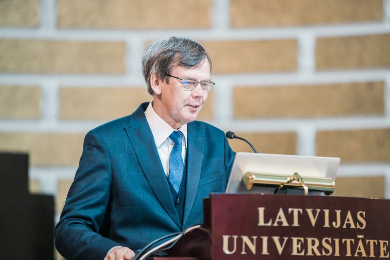 Latvijas Universitātes Satversmes sapulce. LU Satversmes sapulces priekšsēdētājs prof. Māris Kļaviņš.