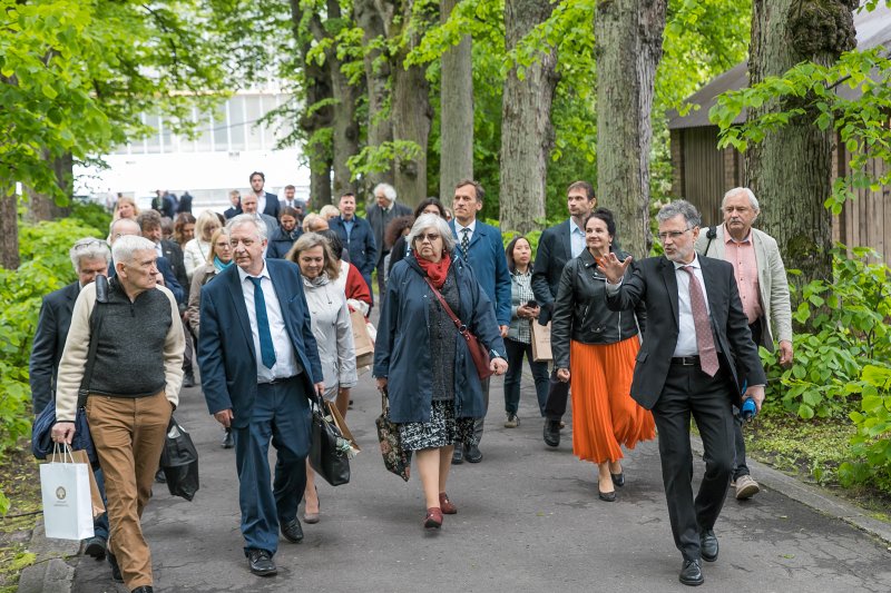 Latvijas Universitātes Botāniskā dārza 100 gadu jubilejai veltīta rektora pieņemšana. Ekskursija pa Botānisko dārzu. null