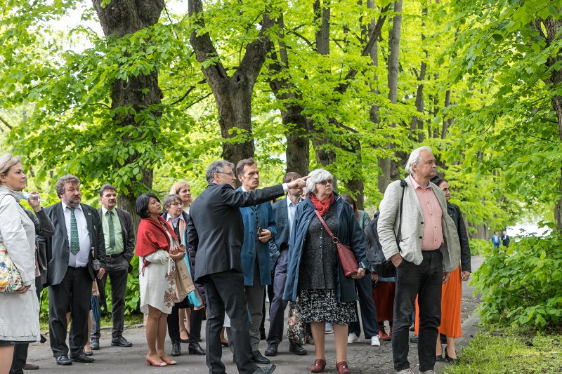 Latvijas Universitātes Botāniskā dārza 100 gadu jubilejai veltīta rektora pieņemšana. Ekskursija pa Botānisko dārzu. null